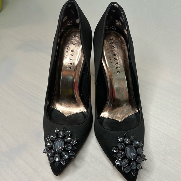 TED BAKER- Brayden Brooch Detail Courts Heels (NWOT) US Size 5.5 EU Size 35 - Picture 2 of 11
